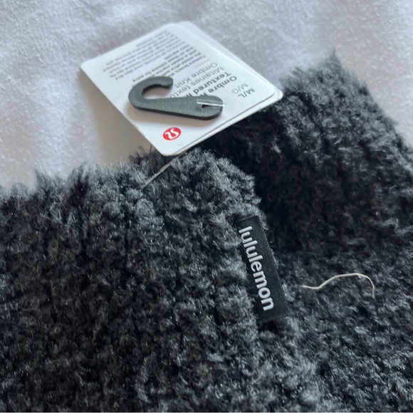 NWT Lululemon Women's Ombre Knit Textured Mittens Black Graphite Grey Size M/L - Picture 6 of 6
